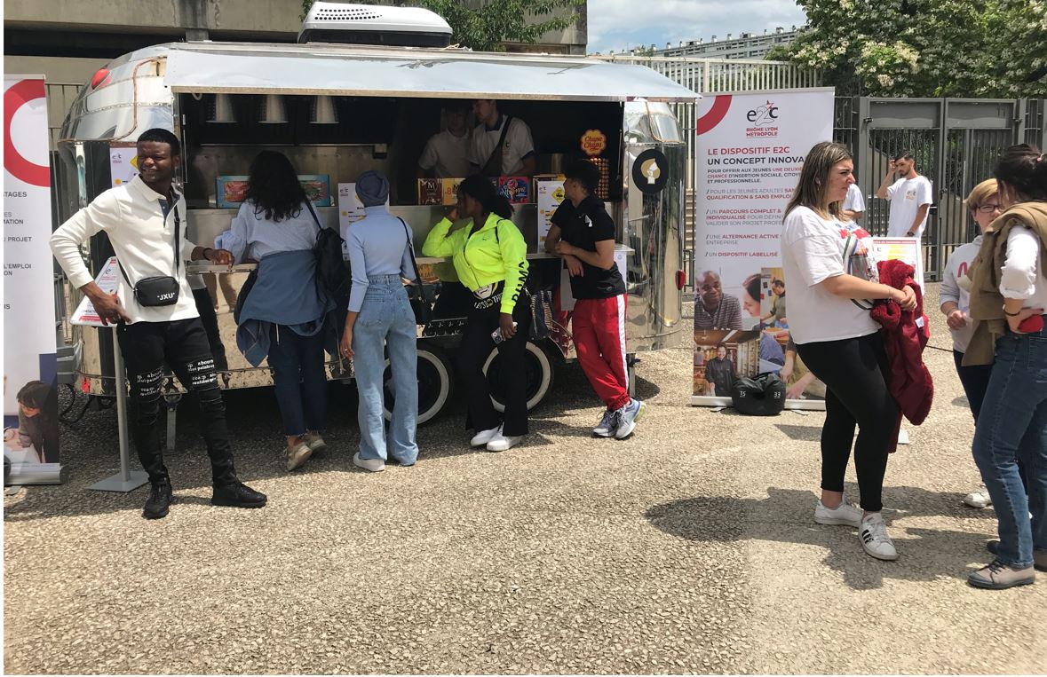 Le “Foodtruck pédagogique” de l’E2C à la Duchère